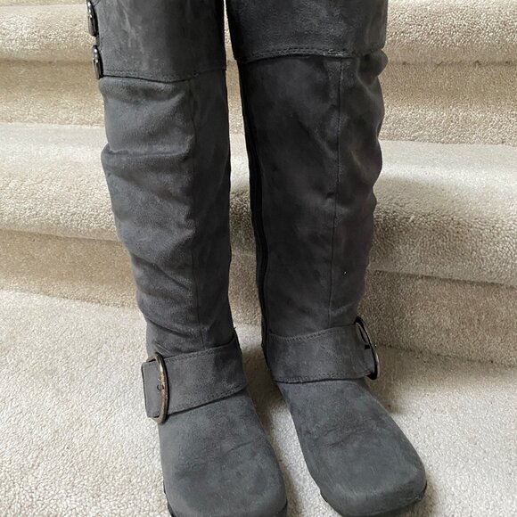 Maurices Wmn's Boots Size 6.5 Gray /Faux Suede Leather Flat Waffle Sole Zip Side - Picture 8 of 8